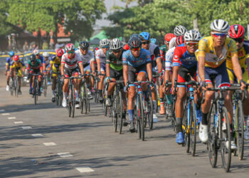 Pakistani students participate in Beijing central axis cycling tour