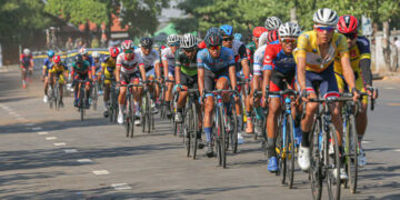 Pakistani students participate in Beijing central axis cycling tour