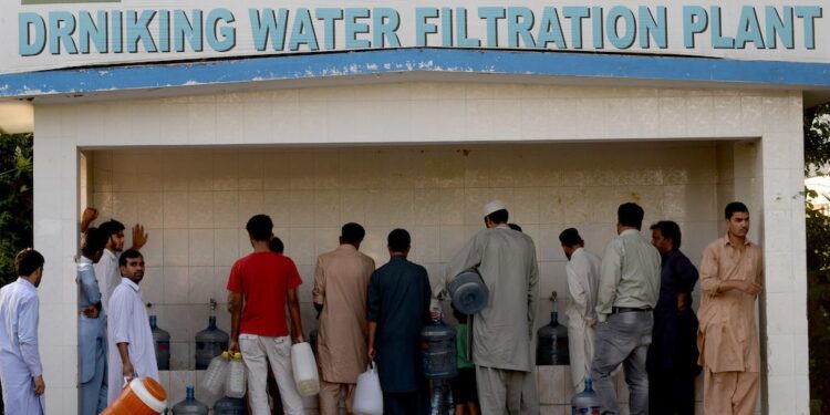Residents of Pakistan’s twin cities face severe water shortage crisis