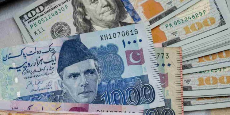 Rupee Posts Marginal Gain Against US Dollar in Early Trading