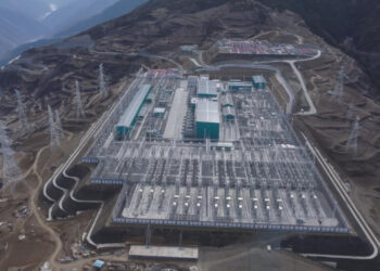 First ultra-high voltage power link begins operation in Xizang