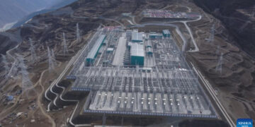 First ultra-high voltage power link begins operation in Xizang