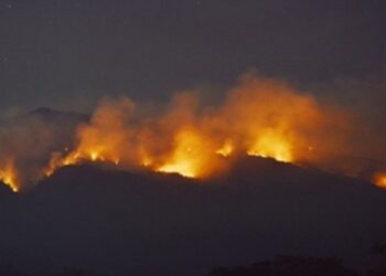 印尼拉武火山罕见山火 7名登山客被烧死