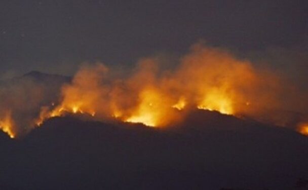 印尼拉武火山罕见山火 7名登山客被烧死