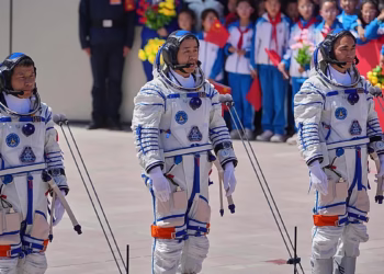 China’s Stranded Astronauts Begin Return Journey on Replacement Spacecraft