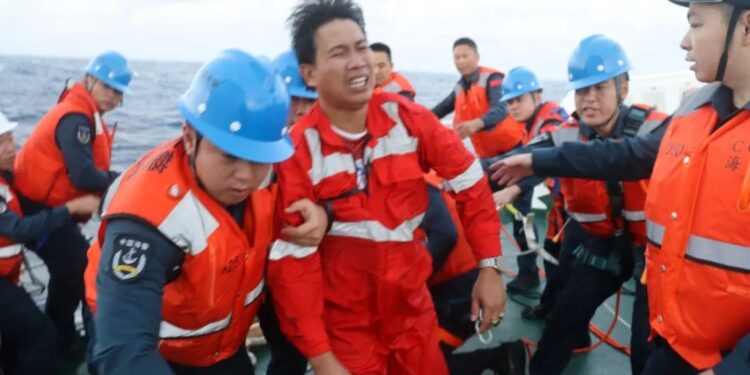 China Rescues 17 Filipino Sailors After South China Sea Shipwreck