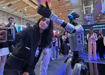 Chinese A-share tech stocks extend rally; report sees China tech earnings set to overtake Magnificent 7 in 2026