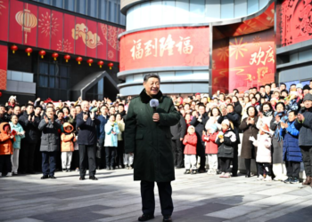 Xi visits people in Beijing ahead of Spring Festival, extends greetings to all Chinese