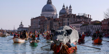 Europe loses hold on American tourists, woos Chinese, Indian travelers, survey shows