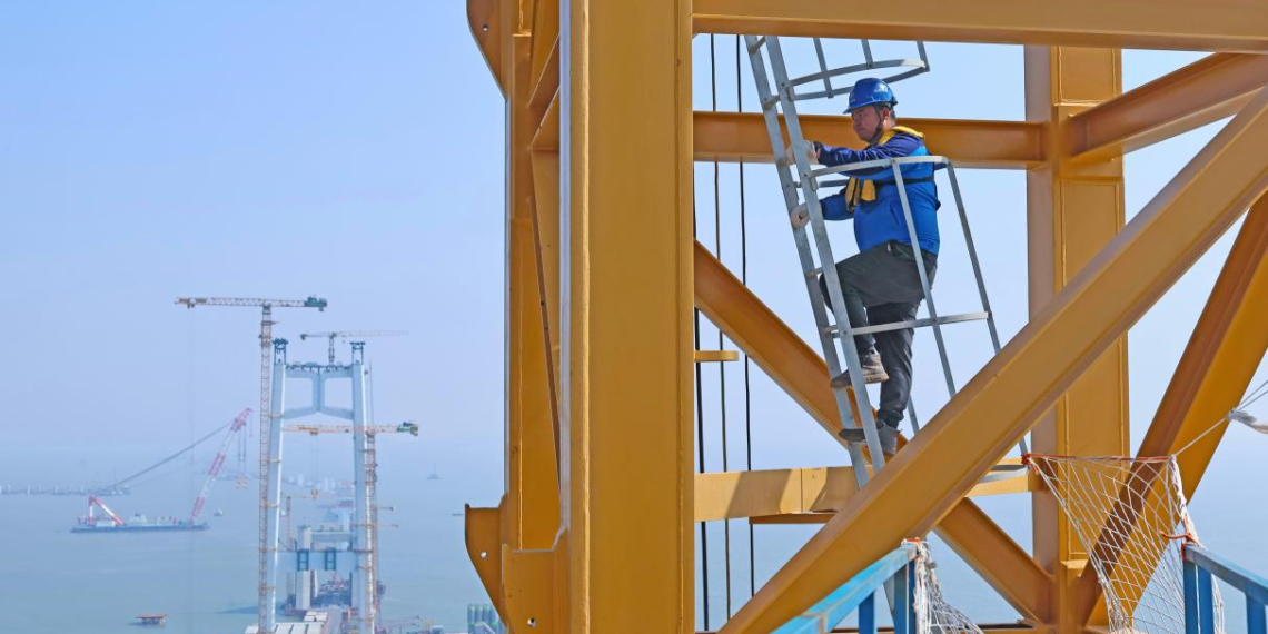 New Year on the Frontlines: Post-2000 generation workers stack ‘building blocks’ near the Taiwan Straits