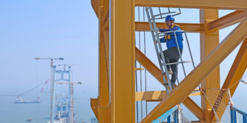 New Year on the Frontlines: Post-2000 generation workers stack ‘building blocks’ near the Taiwan Straits