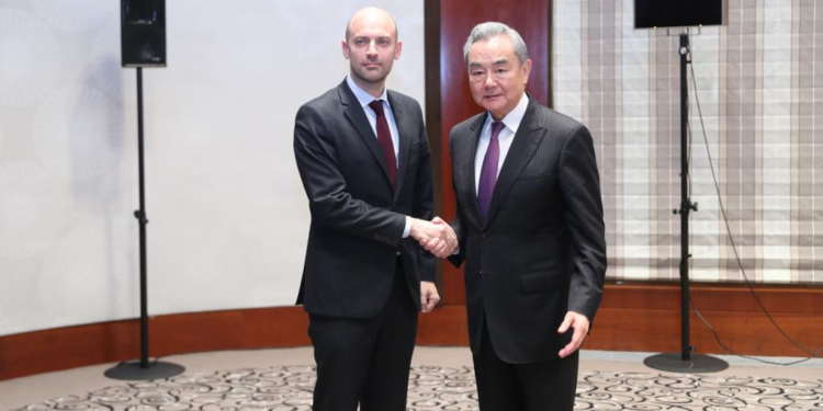 Chinese FM urges China, France to work together to prevent world from reverting to “law of jungle”