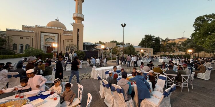 Azerbaijan Embassy Hosts Iftar for Jamia Qasmia Students and Families in Islamabad