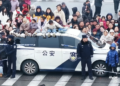 Officers turn patrol car into kids’ spectacular seats, going viral as display of peaceful China, highlighting contrast in China-US policing culture