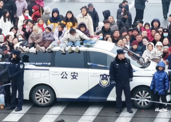 Officers turn patrol car into kids’ spectacular seats, going viral as display of peaceful China, highlighting contrast in China-US policing culture