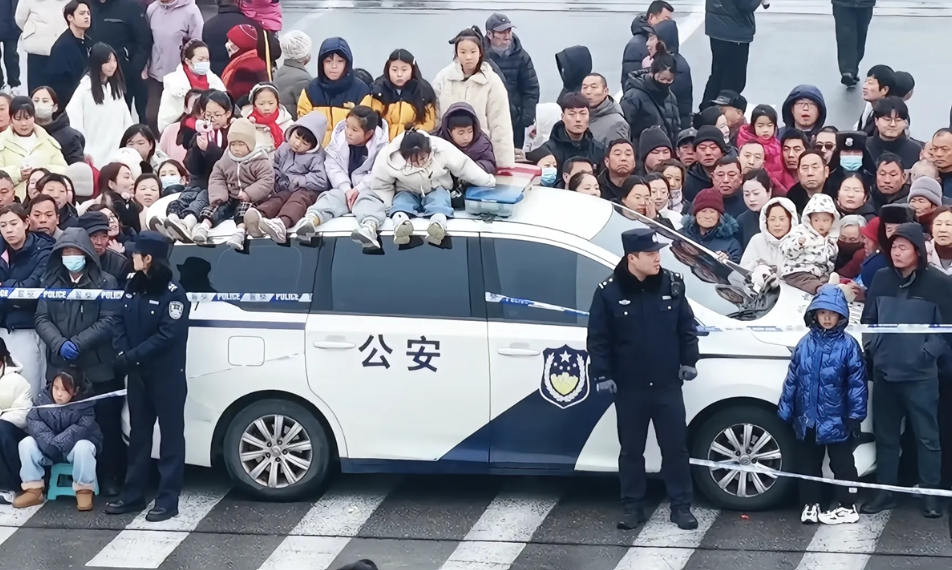 Officers turn patrol car into kids’ spectacular seats, going viral as display of peaceful China, highlighting contrast in China-US policing culture