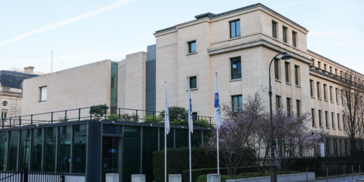 China, U.S. start economic, trade talks in Paris