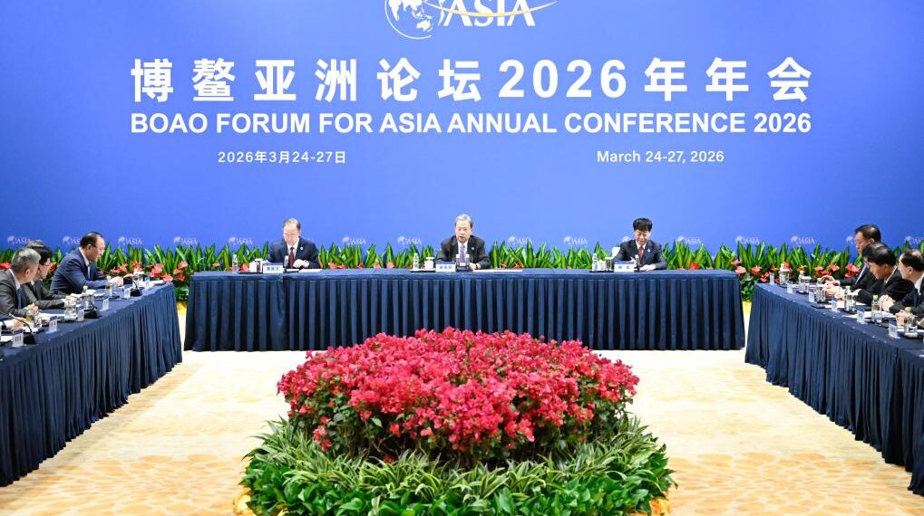 China’s top legislator holds discussions with representatives of Chinese, foreign entrepreneurs
