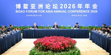 China’s top legislator holds discussions with representatives of Chinese, foreign entrepreneurs
