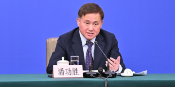China does not seek trade advantages via currency devaluation: central bank governor