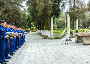 China mourns fallen heroes during Qingming Festival