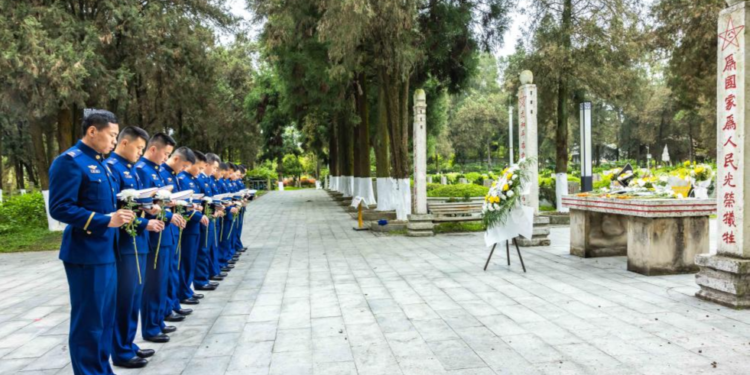 China mourns fallen heroes during Qingming Festival