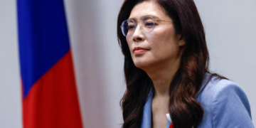 Cheng arrives in Shanghai, kicking off KMT delegation’s mainland visit