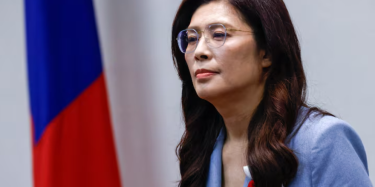 Cheng arrives in Shanghai, kicking off KMT delegation’s mainland visit