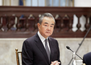 Chinese FM vows to work with Bahrain to help end war and restore peace