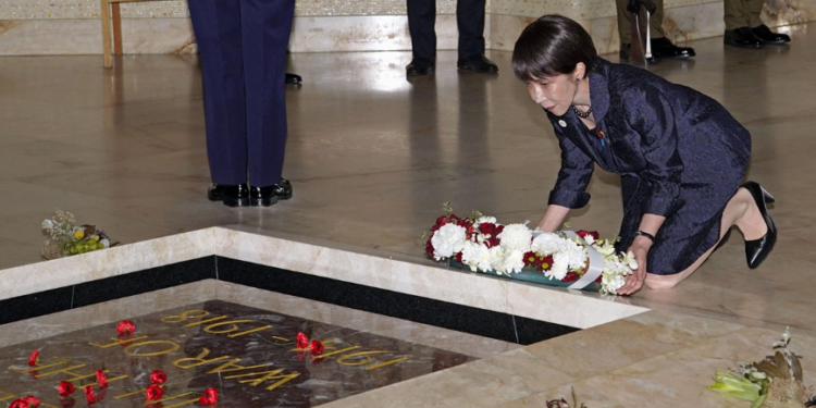 Takaichi’s ‘kneeling’ tribute in Australian war memorial sparks controversy; a political calculation aimed at pleasing West, but offensive to Asian neighbors: Chinese expert