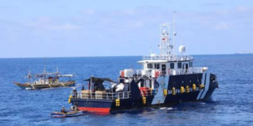 China Coast Guard drives away Philippine vessels illegally intruding into Huangyan Dao waters