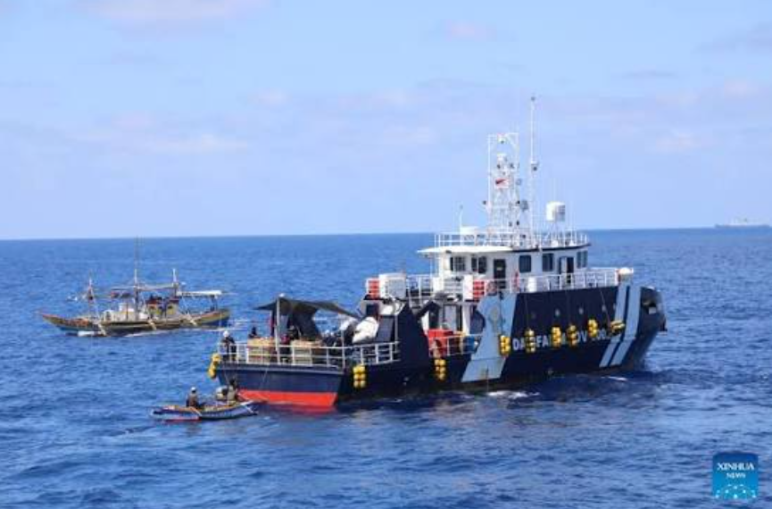 China Coast Guard drives away Philippine vessels illegally intruding into Huangyan Dao waters