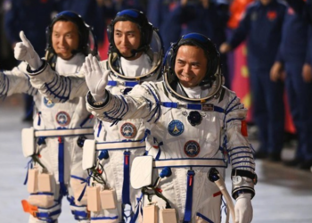 China honors Shenzhou-21 mission astronauts with medals