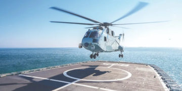 PLA Navy’s first-batch female shipborne pilot trainees pass daytime landing qualification tests, signaling mature pilot training system: expert